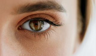 Under eye puffiness and dark circles are common concerns that can affect anyone, regardless of age.